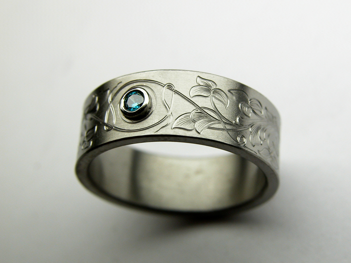 Ring engraved with an Arnaud design